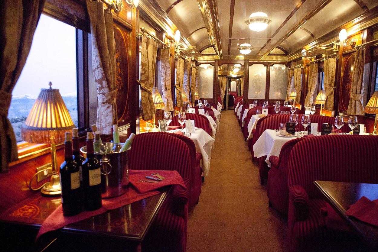 Disfrute a bordo del Tren Al Andalus de la mejor gastronomía española, preparada por expertos Chefs y servida en elegantes y refinados coches-restaurante como este... CRUCEROS EN TREN ANDALUCIA TREN AL ANDALUS CRUCEROS SOBRE RAILES CRUCEROS EN TREN TRENES DE LUJO RENFE FEVE CRUCEROS SUR DE ESPAÑA CRUCEROS TERCERA EDAD VIAJES DE LUJO CRUCEROS EN TREN AL ANDALUS RESTAURANTE GASTRONOMIA ESPAÑOLA